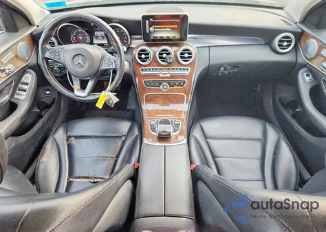 2015 Mercedes-Benz C 300 4Matic z USA, uszkodzony, nr VIN 55SWF4KB7FU005686